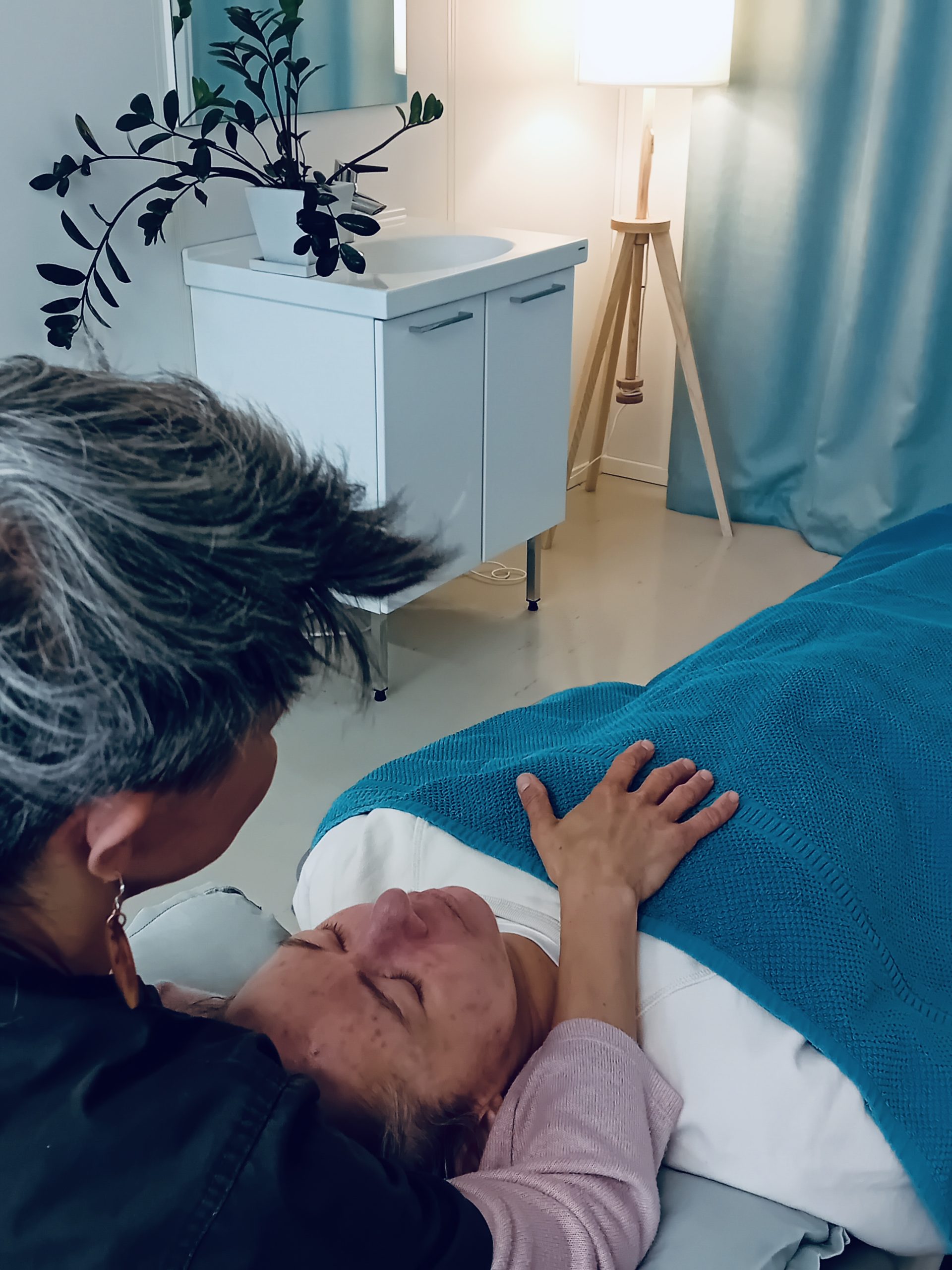 närästyskuva osteopaatti hoitamassa asiakkaan rintalastan aluetta